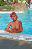 nackt im Hotelpool
